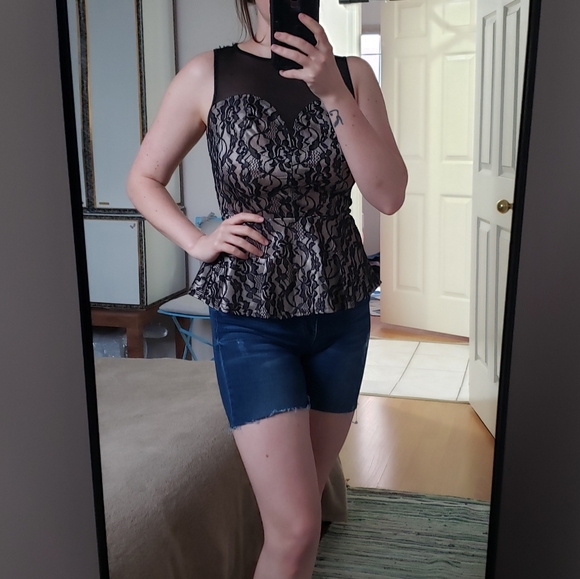 ❌SOLD❌ Suzy Shier peplum top - Picture 2 of 9